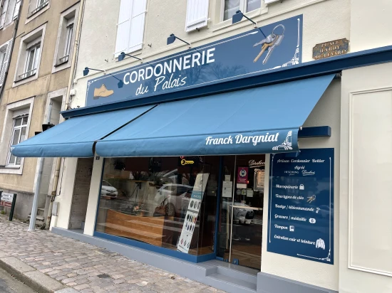 Cordonnerie du Palais à Laval : nouveau store-banne