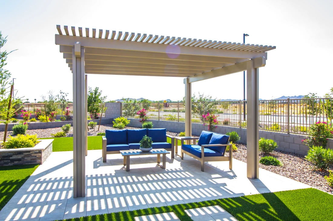 Une pergola au milieu d'un vaste terrain